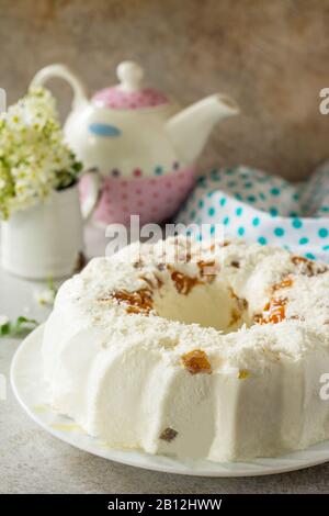 Pannacotta-Dessert. Cottage Käsesuffle Panna Cotta mit Aprikosen und Kokosnuss auf einem Stein oder Schiefer auf einem hellen Arbeitsplatte. Kopierbereich. Stockfoto