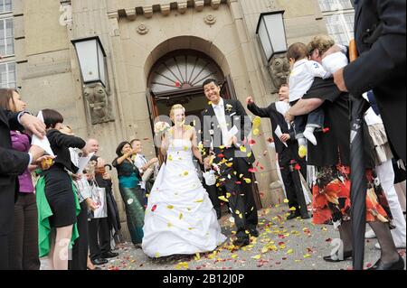 Das Brautpaar stammt aus dem Registraturbüro, brautpaar, Hochzeit, Brautpaar, Bräutigam, Registraturbüro, Rathaus Schöneberg, Berlin, Deutschland, Europa Stockfoto