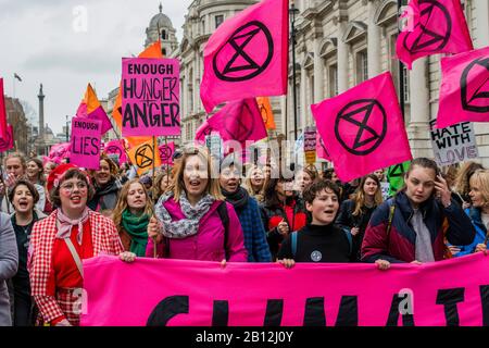 London, Großbritannien. Februar 2020. Extinction Rebellion XR Genug ist genug - Gemeinsam marschieren wir. März und Kundgebung, um den Klimaschutz hervorzuheben und gegen die Polizei, die sich auf friedliche Demonstranten festklemmt. Credit: Guy Bell/Alamy Live News Stockfoto