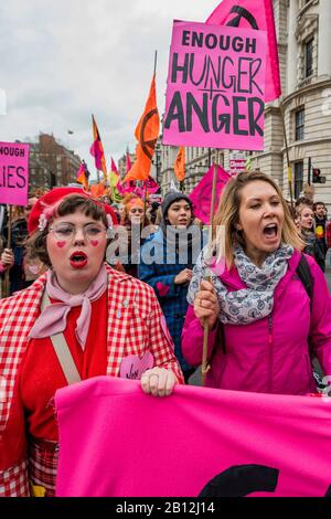 London, Großbritannien. Februar 2020. Extinction Rebellion XR Genug ist genug - Gemeinsam marschieren wir. März und Kundgebung, um den Klimaschutz hervorzuheben und gegen die Polizei, die sich auf friedliche Demonstranten festklemmt. Credit: Guy Bell/Alamy Live News Stockfoto
