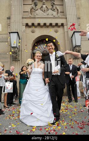 Das Brautpaar stammt aus dem Registraturbüro, brautpaar, Hochzeit, Brautpaar, Bräutigam, Registraturbüro, Rathaus Schöneberg, Berlin, Deutschland, Europa Stockfoto