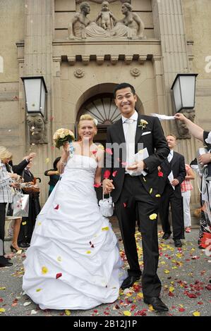 Das Brautpaar stammt aus dem Registraturbüro, brautpaar, Hochzeit, Brautpaar, Bräutigam, Registraturbüro, Rathaus Schöneberg, Berlin, Deutschland, Europa Stockfoto