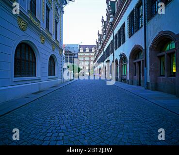 Kopfsteinpflaster zwischen dem alten Bourse-Gebäude und Dem Alten Rathaus, Leipzig, Deutschland Stockfoto