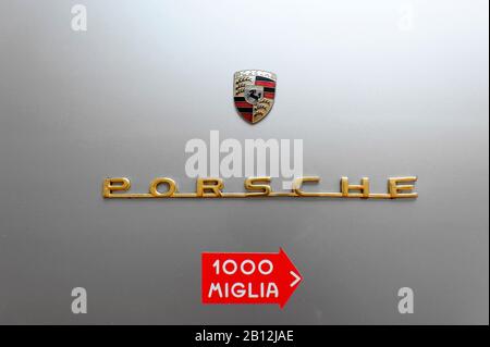 Logo, Wappen eines historischen PORSCHE 550 Spyder, sehr selten, Hamburg, Deutschland, Europa Stockfoto