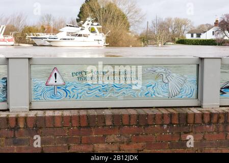 Waten oder fahren Sie nicht durch Hochwasserwasser, die Schutzbarriere der Überschwemmung, in Upton upon Severn Stockfoto