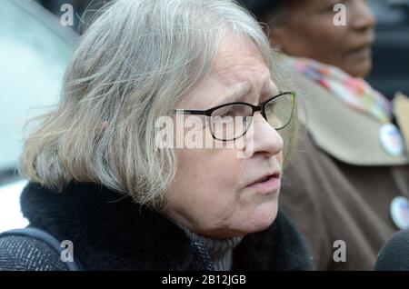 London, Großbritannien, 22. Februar 2020 Lindsey Ann German[1] (geboren 1951)[2] ist eine britische linke politische Aktivistin. Als Gründungsmitglied und Einberufungsmitglied der britischen Antikriegsorganisation Stop the war Coalition war sie früher Mitglied der Socialist Workers Party und saß in deren Zentralausschuss und Herausgeber ihrer Zeitschrift Socialist Review. Kundgebung gegen die Auslieferung von Julian Assange auf dem Parlamentsplatz. Kredit: Johnny ARMSTEAD/Alamy Live News Stockfoto