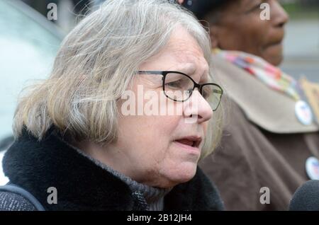 London, Großbritannien, 22. Februar 2020 Lindsey Ann German[1] (geboren 1951)[2] ist eine britische linke politische Aktivistin. Als Gründungsmitglied und Einberufungsmitglied der britischen Antikriegsorganisation Stop the war Coalition war sie früher Mitglied der Socialist Workers Party und saß in deren Zentralausschuss und Herausgeber ihrer Zeitschrift Socialist Review. Kundgebung gegen die Auslieferung von Julian Assange auf dem Parlamentsplatz. Kredit: Johnny ARMSTEAD/Alamy Live News Stockfoto