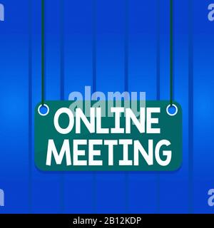 Hinweis zum Online-Meeting. Geschäftskonzept für ein Meeting, das über eine farbige Hintergrundplanke mit elektronischer Medienplatine stattfindet Stockfoto