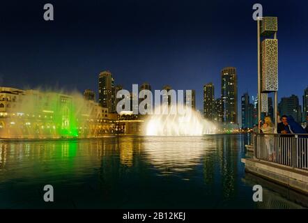 Dubai Founitains, die größte Licht- und Wassershow der Welt, auf der linken Seite das ADRESSEN-LUXUSHOTEL mit 63 Etagen, Business Bay District, Downtown Dubai, Dubai, Vereinigte Arabische Emirate, Naher Osten Stockfoto