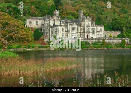 Kylemore Abbey ist ein 1920 gegründetes Kloster der Benediktion in Connemara, County Galway, Irland. Stockfoto