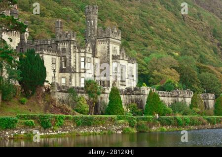 Kylemore Abbey ist ein 1920 gegründetes Kloster der Benediktion in Connemara, County Galway, Irland. Stockfoto