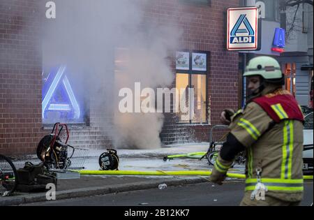 Berlin, Deutschland. Februar 2020. Feuerwehrleute löschen den Brand im Keller eines Wohnhauses in der Hermannstraße in Berlin-Neukölln. Bei dem Brand am Samstagnachmittag sind mehrere Menschen verletzt worden. Credit: Paul Zinken / dpa / Alamy Live News Stockfoto