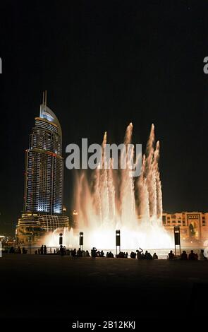 Dubai Founitains, die größte Licht- und Wassershow der Welt, auf der linken Seite das ADRESSEN-LUXUSHOTEL mit 63 Etagen, Business Bay District, Downtown Dubai, Dubai, Vereinigte Arabische Emirate, Naher Osten Stockfoto