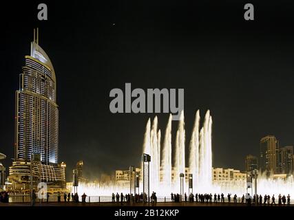 Dubai Founitains, die größte Licht- und Wassershow der Welt, auf der linken Seite das ADRESSEN-LUXUSHOTEL mit 63 Etagen, Business Bay District, Downtown Dubai, Dubai, Vereinigte Arabische Emirate, Naher Osten Stockfoto