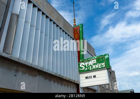 Carthage, Missouri, USA - 6. Juli 2014: Blick auf die Fassade der Bowlingbahn Star Lanes in der Stadt Carthage im US-Bundesstaat Missouri. Stockfoto