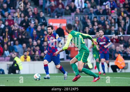 Camp Nou, Barcelona, Katalonien, Spanien. Februar 2020. La Liga Fußball, Barcelona gegen Eibar; Lionel Messi vom FC Barcelona rückt vor seinem 4. Tor in der 87. Minute Credit: Action Plus Sports/Alamy Live News in eine Schussposition Stockfoto