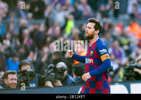 Camp Nou, Barcelona, Katalonien, Spanien. Februar 2020. La Liga Fußball, Barcelona gegen Eibar; Lionel Messi vom FC Barcelona feiert sein 3. Tor in der 40. Minute für 3:0 Credit: Action Plus Sports/Alamy Live News Stockfoto