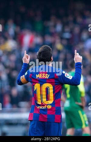 Camp Nou, Barcelona, Katalonien, Spanien. Februar 2020. La Liga Fußball, Barcelona gegen Eibar; Lionel Messi vom FC Barcelona feiert sein 3. Tor in der 40. Minute für 3:0 Credit: Action Plus Sports/Alamy Live News Stockfoto