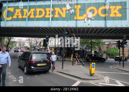 Eisenbahnbrücke am Camden Lock im Londoner Stadtteil Camden Town Stockfoto