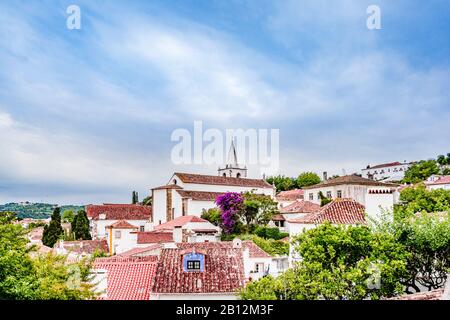 Blick auf die farbenfrohen Dächer der Stadt Obidos, Portugal Stockfoto