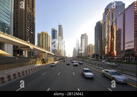 Verkehr, Moderne Architektur, Hochhäuser, Scheich Zayed Road, Dubai Downtown, Dubai, Vereinigte Arabische Emirate, Naher Osten Stockfoto