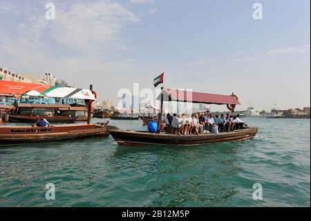 Wassertaxi, Abra, Dhow am Dubai Creek, Dubai, Vereinigte Arabische Emirate, Naher Osten Stockfoto