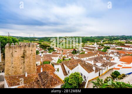 Blick auf die farbenfrohen Dächer der Stadt Obidos, Portugal Stockfoto