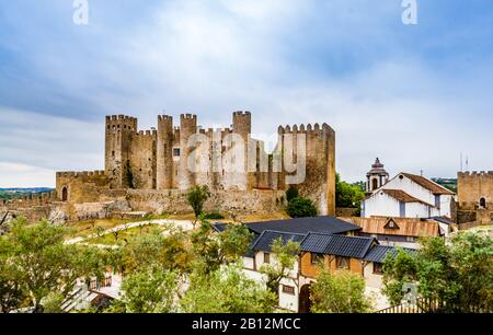 Blick auf die mittelalterliche Burg im portugiesischen Dorf Obidos, Portugal Stockfoto