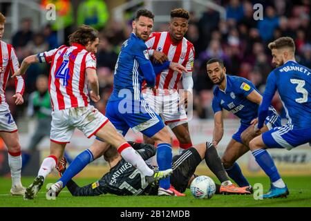 Stoke on Trent, Mitarbeiter, Großbritannien. Februar 2020. English Championship Football, Stoke City versus Cardiff; Joe allen von Stoke City knockt in a Deflection Credit: Action Plus Sports Images/Alamy Live News Stockfoto