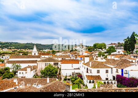 Blick auf die farbenfrohen Dächer der Stadt Obidos, Portugal Stockfoto