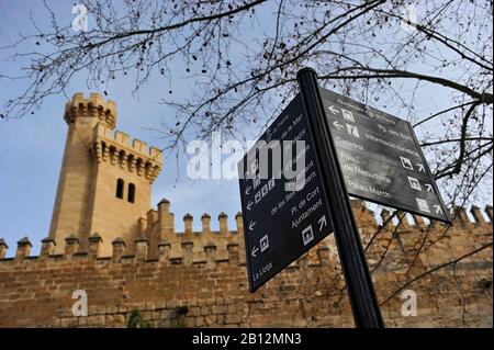 Schilder in der Altstadt von Palma, Plaza Reina, Palma Mallorca, Mallorca, Balearen, Spanien, Europa Stockfoto