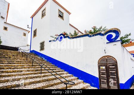 Blick auf Die Schmale Weiße Blaue Straße in der Mediieval City Obidos Portugal Stockfoto