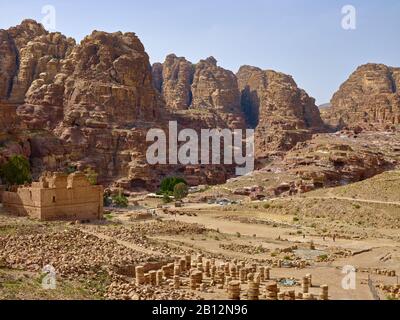 Wadi Musa mit dem Qasr el Bint (Großer Tempel) in der Felsenstadt Petra, Jordanien, Naher Osten Stockfoto