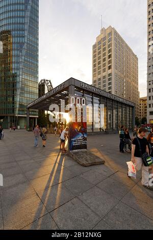 U-Bahnhof, Potsdamer Platz am frühen Abend, Berlin, Deutschland, Europa Stockfoto