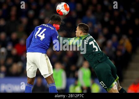 Der Kelechi Iheanacho (links) von Leicester City hat beim Premier League-Spiel im King Power Stadium, Leicester, einen Schuss auf das Tor von Manchester City Torhüter Ederson blockiert. Stockfoto