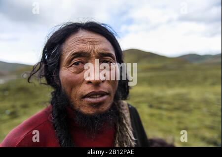 Porträt des tibetischen Mannes, tibetisches Plateau, Kham und Amdo Stockfoto