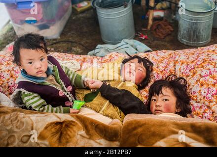 Nomaden Kinder in ihrem Zelt, tibetische Hochebene Stockfoto