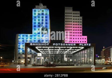 Beleuchtete Wolkenkratzer am Potsdamer Platz, Beisheim Center, Ritz Carlton Hotel, Festival of Lights, Berlin Tiergarten, Berlin, Deutschland, Europa Stockfoto