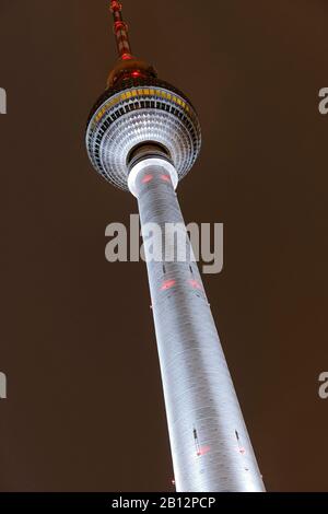 Farbenfroh beleuchteter Fernsehturm am Alexanderplatz, Lichterfest, Berlin, Deutschland, Europa Stockfoto