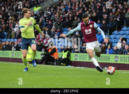 Turf Moor, Burnley, Lancashire, Großbritannien. Februar 2020. English Premier League Football, Burnley versus AFC Bournemouth; Dwight McNeil of Burnley bereitet sich darauf vor, den von Jack Stacey von Bournmouth Credit verfolgten Ball zu überqueren: Action Plus Sports/Alamy Live News Stockfoto