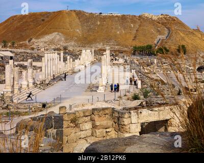 Palladius Straße der antiken Stadt Bet She'an mit Tell in der Jordan Spüle, Israel Stockfoto