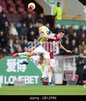 Turf Moor, Burnley, Lancashire, Großbritannien. Februar 2020. English Premier League Football, Burnley versus AFC Bournemouth; Dominic Solanke von Bournmouth steigt über Jack Cork von Burnley auf, um den Ball Credit zu gewinnen: Action Plus Sports/Alamy Live News Stockfoto
