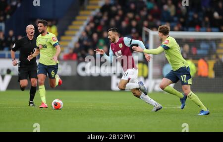 Turf Moor, Burnley, Lancashire, Großbritannien. Februar 2020. English Premier League Football, Burnley gegen AFC Bournemouth; Dwight McNeil of Burnley von Jack Stacey von Bournmouth Credit verfolgt: Action Plus Sports/Alamy Live News Stockfoto