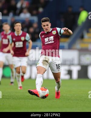Turf Moor, Burnley, Lancashire, Großbritannien. Februar 2020. English Premier League Football, Burnley gegen AFC Bournemouth; Ashley Westwood aus Burnley übergibt den Ball Credit: Action Plus Sports/Alamy Live News Stockfoto