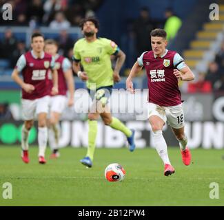 Turf Moor, Burnley, Lancashire, Großbritannien. Februar 2020. English Premier League Football, Burnley gegen AFC Bournemouth; Ashley Westwood von Burnley Running with the Ball Credit: Action Plus Sports/Alamy Live News Stockfoto