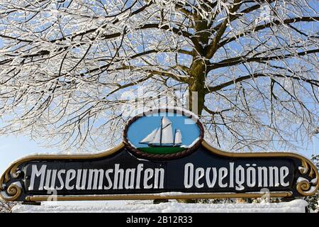 Schild, Museum Oevelgoenne, Winter in einem Vorort an der Elbe, Hansestadt Hamburg, Deutschland, Europa Stockfoto