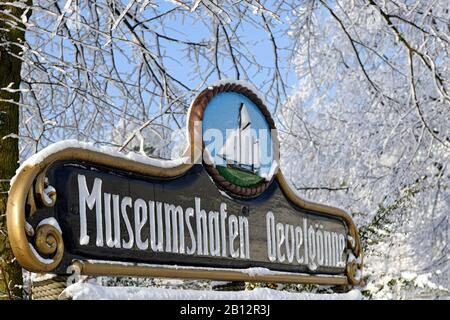 Schild, Museum Oevelgoenne, Winter in einem Vorort an der Elbe, Hansestadt Hamburg, Deutschland, Europa Stockfoto