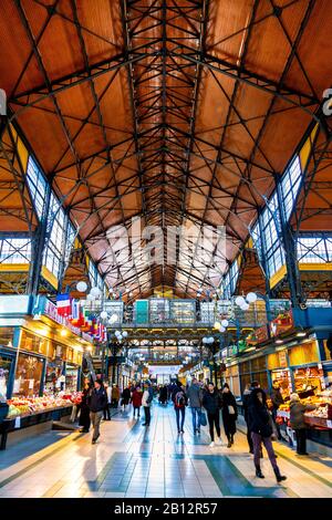 Innenraum der Großen Markthalle (Nagyvásárcsarnok), Budapest, Ungarn Stockfoto