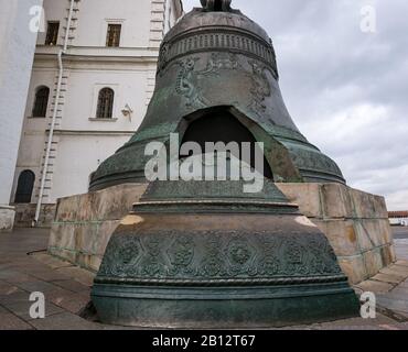Die größte bronzene gesprungene Glocke der Welt, Zar-Bell oder Königsglocke, Kreml, Moskau, Russische Föderation Stockfoto