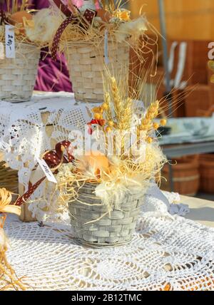 Prager Oster-Bauern-Straße Lebensmittelmarkt bei Naplavka, Vltava-Flussufer. Traditionelle Souvenirs, die auf dem Tisch während des Ostermarktes ausgestellt sind. Stockfoto